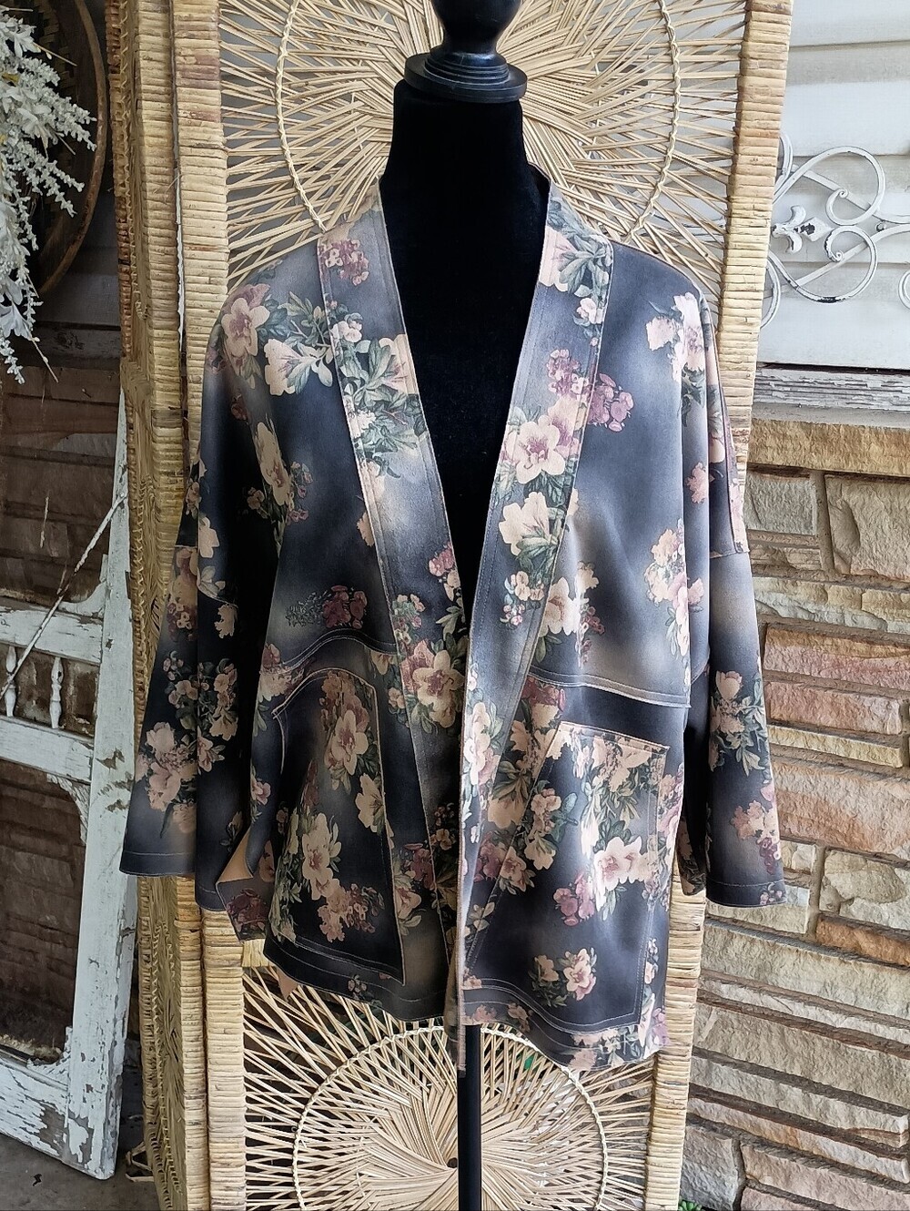 Solitaire Anthropologie Floral Satin Kimono Jacket in Black and Blush_M